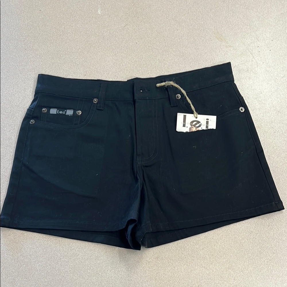 Lei Black Shorts Classic Design